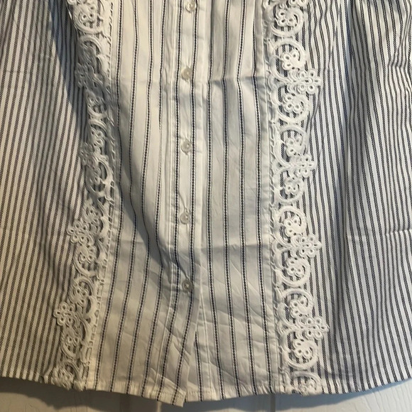 Jones & Co NWT beautiful floral detail women’s blouse size small - Picture 3 of 8